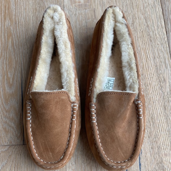 NWOB Ugg Sheepskin Slippers size 8 - Picture 3 of 4